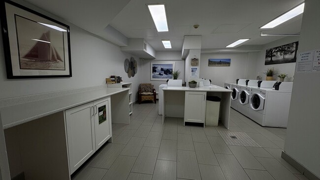 Building Photo - Central Towers