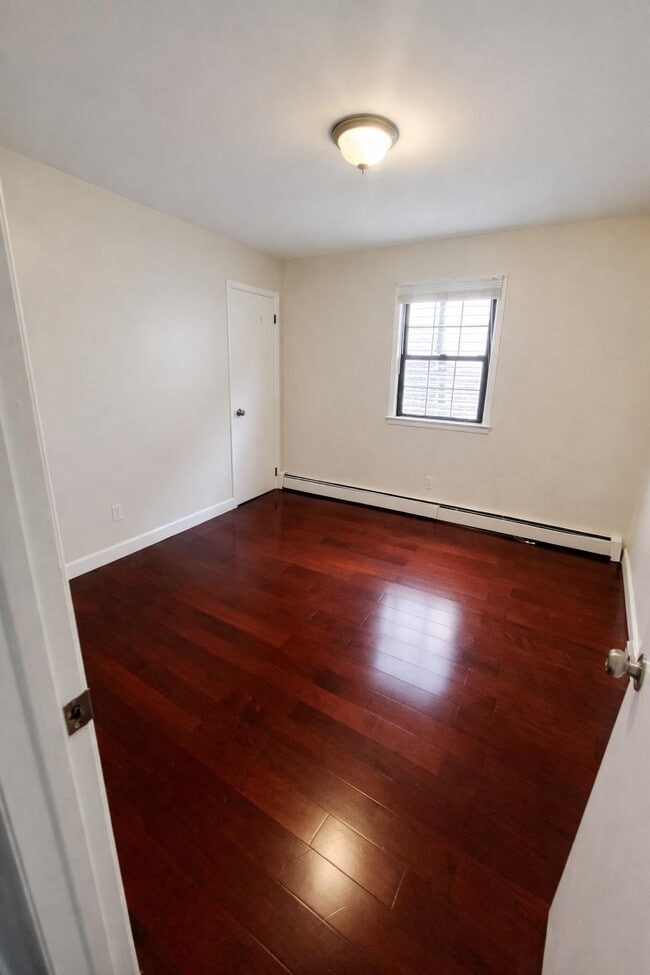 Building Photo - 177 W 51st St