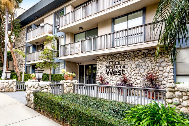 Foto del edificio - 1134 Alta Loma Rd