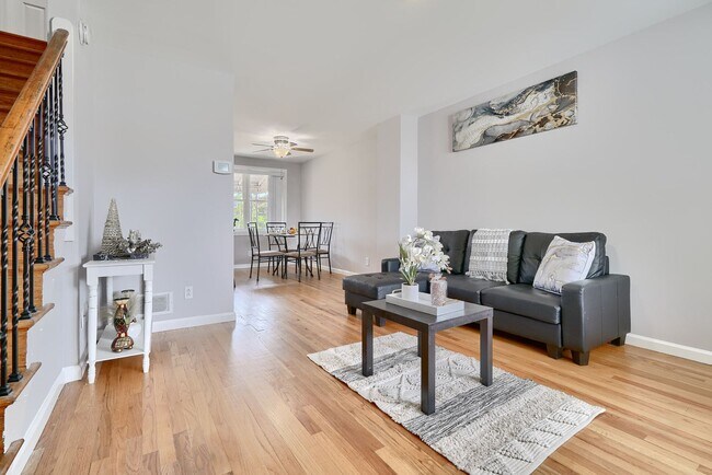 Foto del edificio - Spacious Townhome 3Bed/2Bath in Dundalk