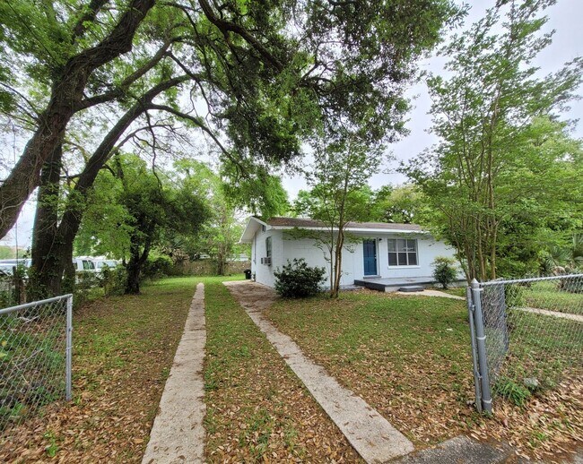 Foto del edificio - 1315 W Jordan St Pensacola. Waived Applica...