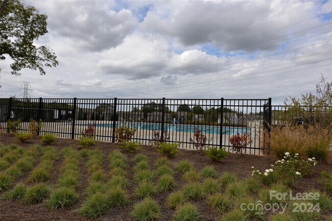 Foto del edificio - 10926 Zac Hill Rd