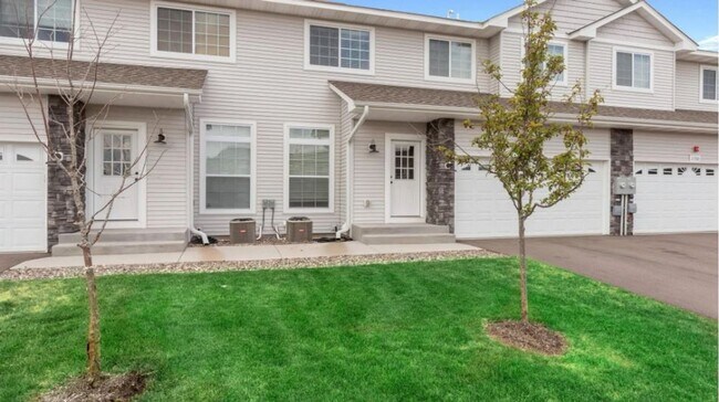 Foto del edificio - Stylish 4-Bedroom Townhome with Modern Fin...