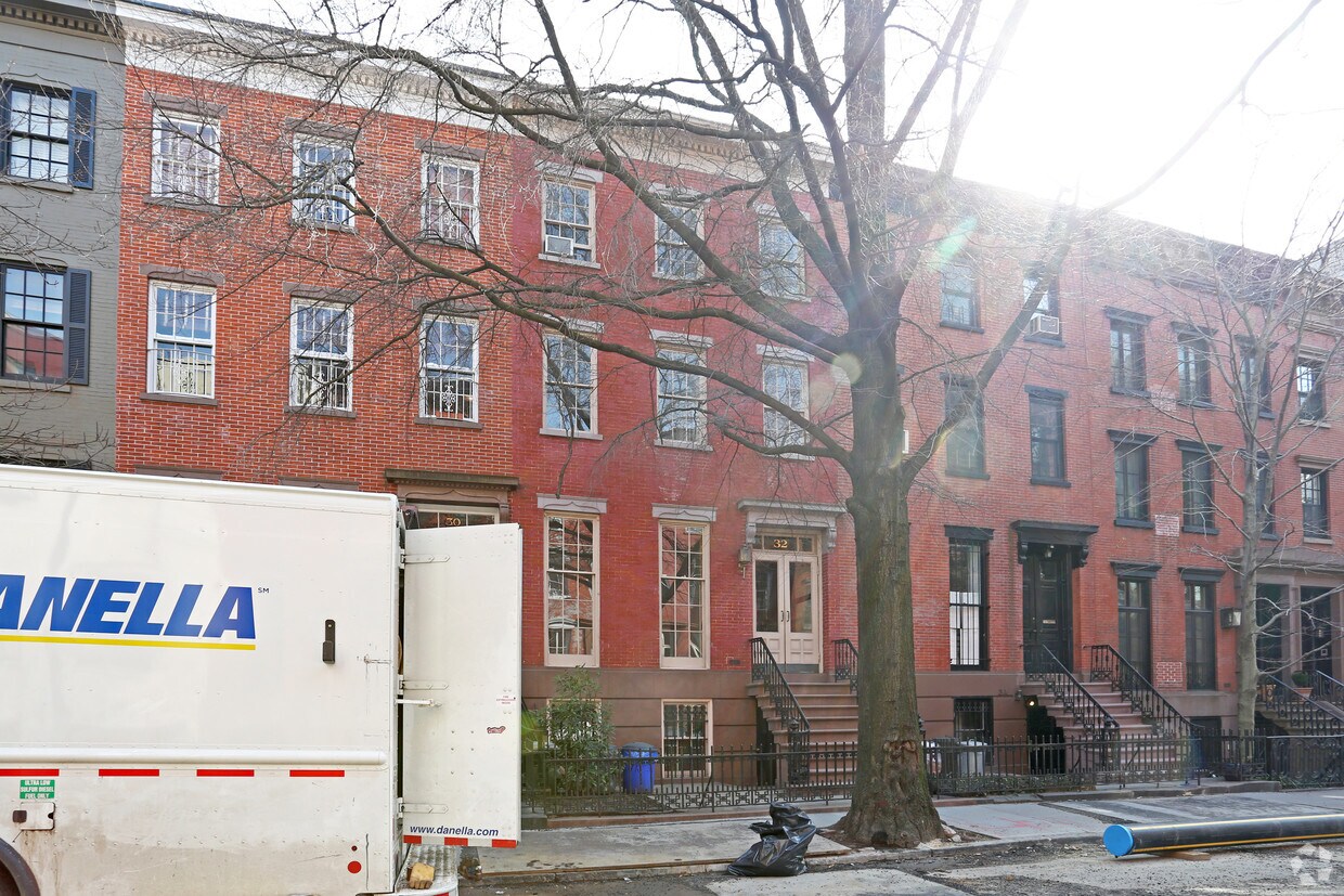 Building Photo - 32 Bank St