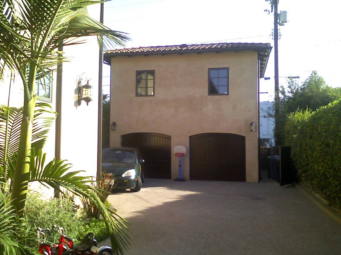 Primary Photo - 2350 Midvale Ave