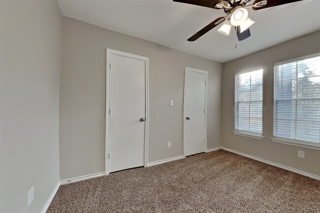 Foto del edificio - 5402 Woodville Ln