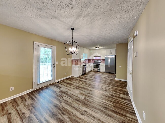 Foto del edificio - 1005 Whispering Woods Dr