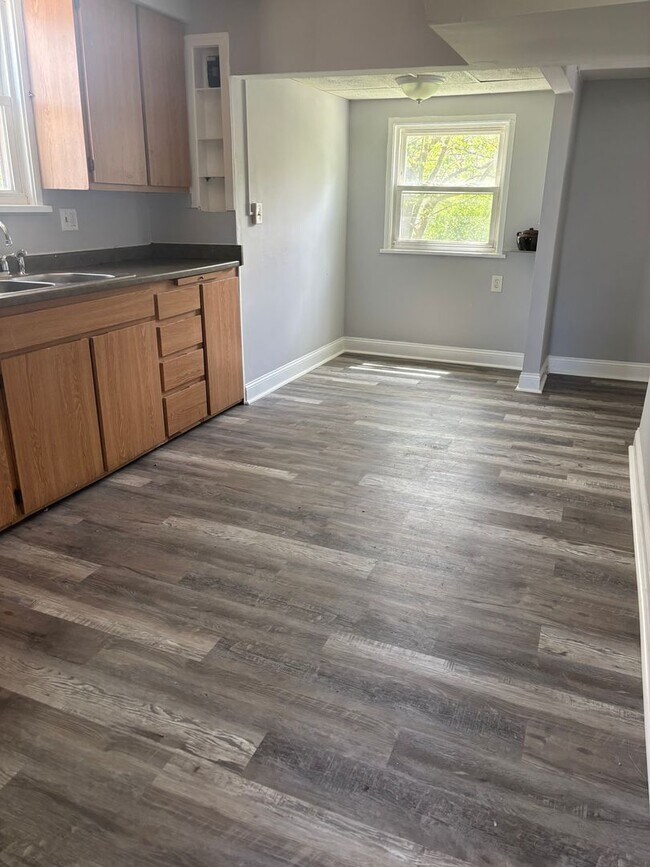 Building Photo - 3bd Single Maple Section 8