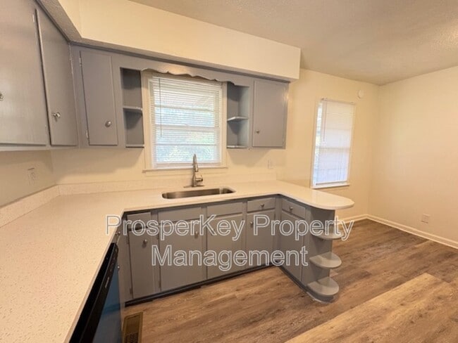 Foto del edificio - 5802 Catalina Dr