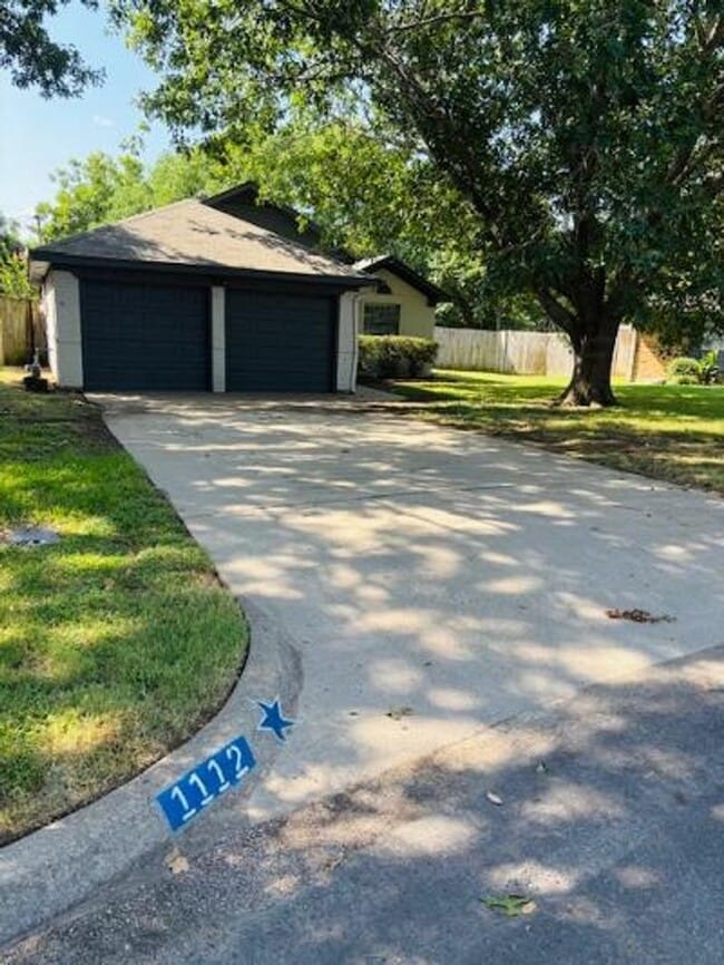 Building Photo - 1112 Hemphill Ct