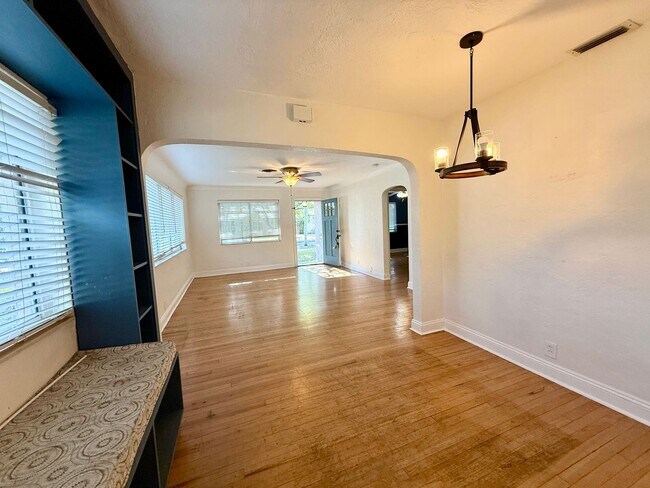 Foto del edificio - Euclid/Woodlawn Roommate Dream 4/3 home