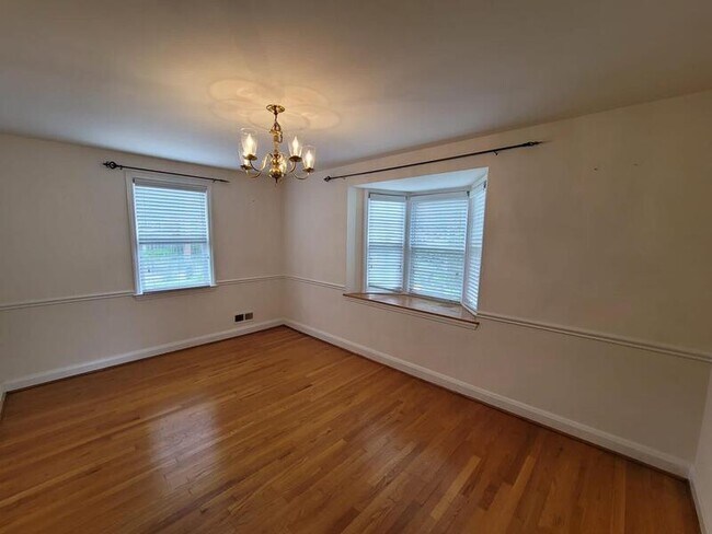 Foto del edificio - 8322 Loch Raven Blvd