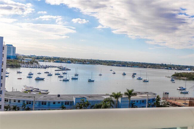 Foto del edificio - 7900 Harbor Island Dr