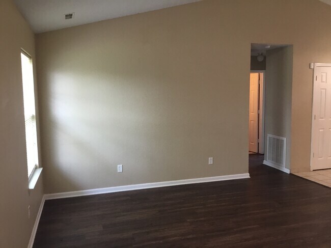 Foto del edificio - 5819 Woodcote Drive