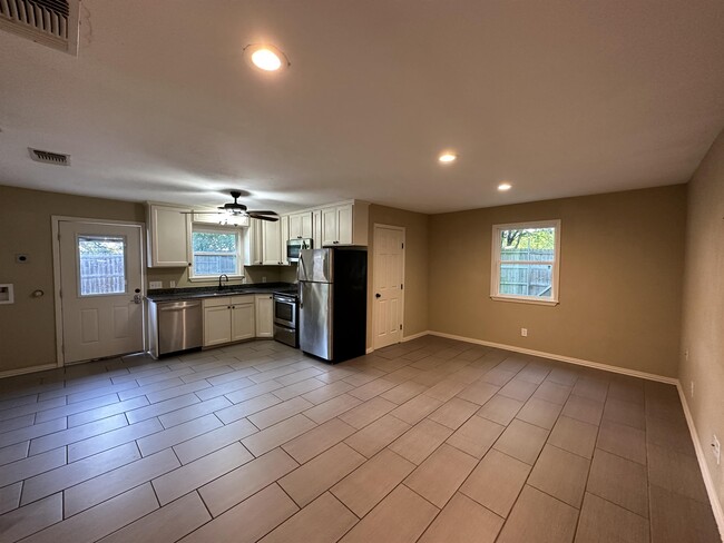 Photo - 1926 Laurelwood Dr House