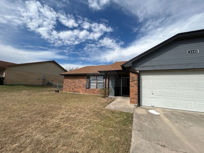 Building Photo - 3205 Westrim Dr
