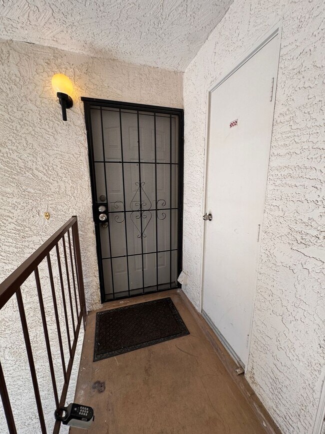 Foto del edificio - 2 Bed 2.5 Bath Single House near Rainbow/Tropicana