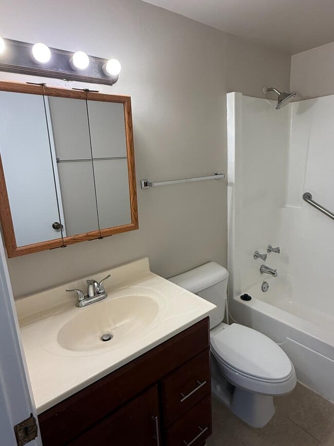 Building Photo - 591 Coyne St