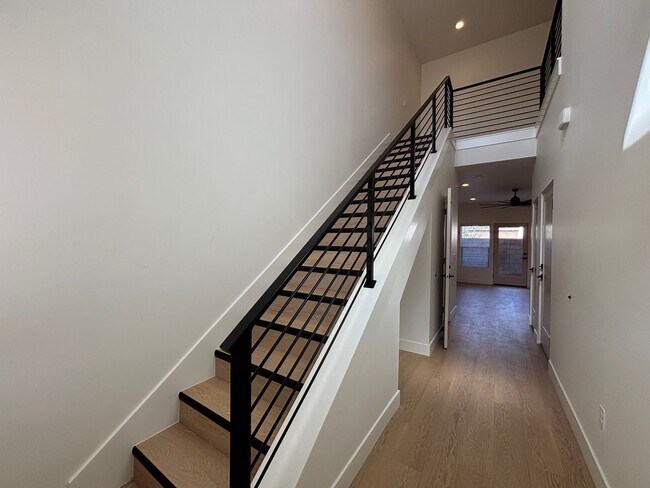 Foto del edificio - HURRICANE TOWNHOME FOR RENT!