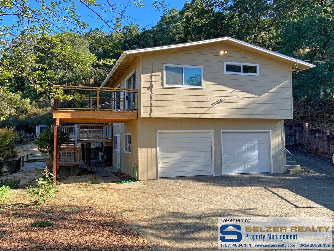 Primary Photo - Charming 3 bd. split-level home; private s...