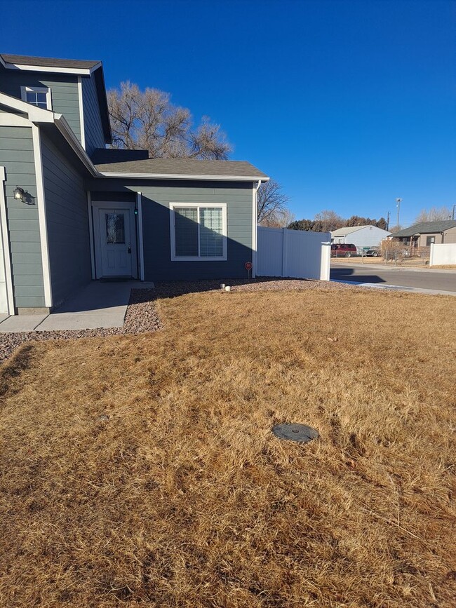 Building Photo - ALL PROSPECTIVE TENANTS MUST SUBMIT A $58 ...