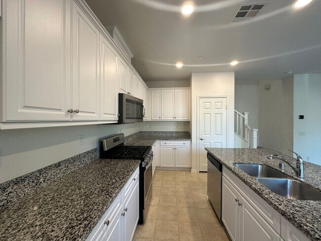 Building Photo - 4 bedroom home for lease in Chino