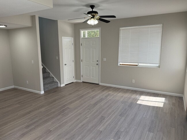 Building Photo - 3 bedroom townhome with 2 car garage!