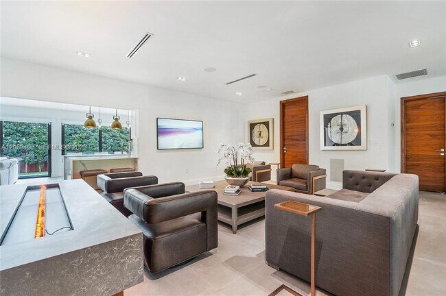 Foto del edificio - 60 Shore Dr W