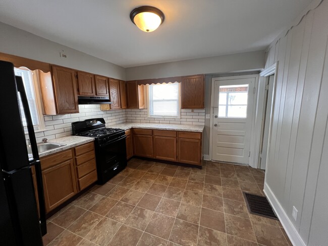 Building Photo - 1343 Houseman Ave NE