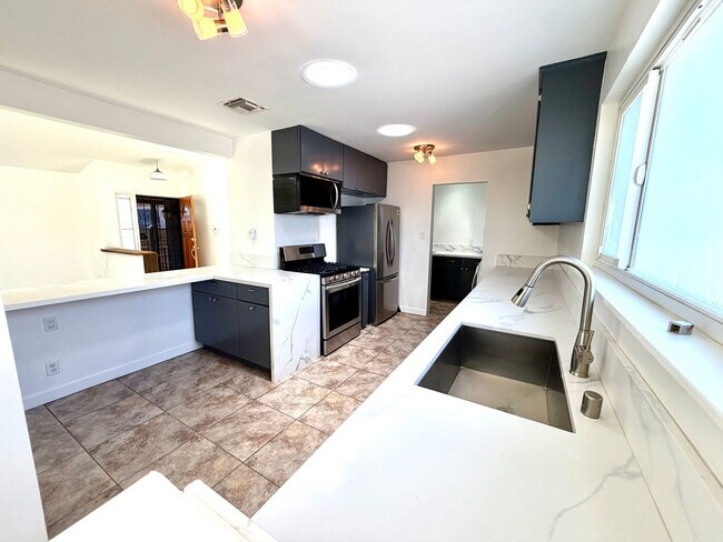 Building Photo - Beautiful Newly Renovated 3BD 2BA