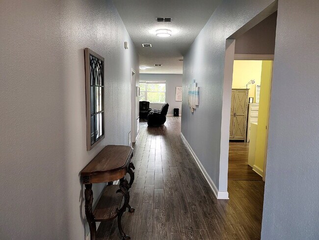Foto del edificio - "Resort-Style Living in Davenport: Spacious 4-Bedroom Home with Solar Panels, Internet Included &...
