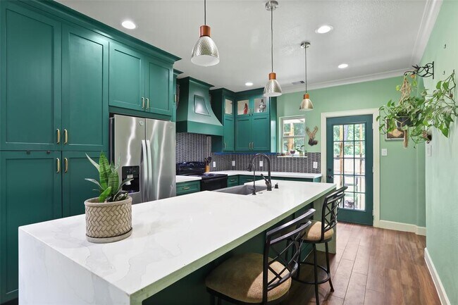 Building Photo - 15752 Hickory Dr