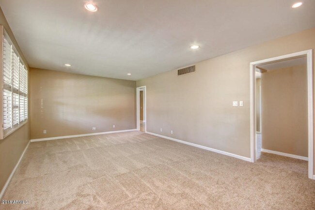 Building Photo - 4020 E Earll Dr