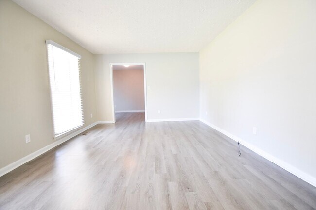 Foto del edificio - Coming Soon: 3 BEDROOM 2 BATHROOM - PETS C...