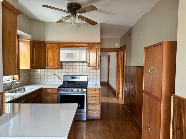 Foto del edificio - 5130 W Montrose Ave