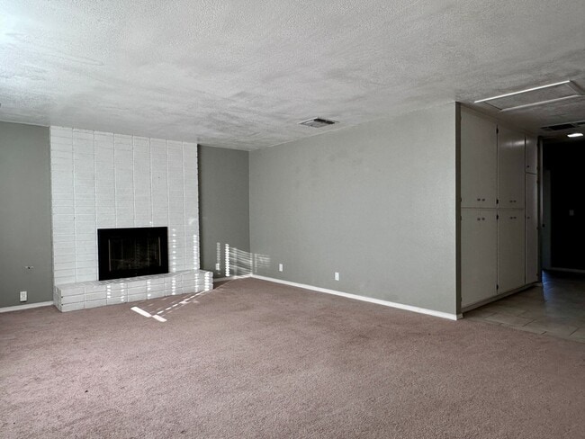 Building Photo - AVAILABLE IN NOW!!