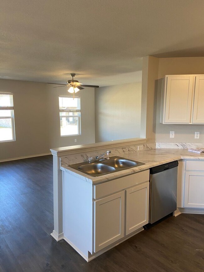 Building Photo - *Start 2026 Rent FREE!* Three Bedroom | Two Bathroom Home in Fairview Haven