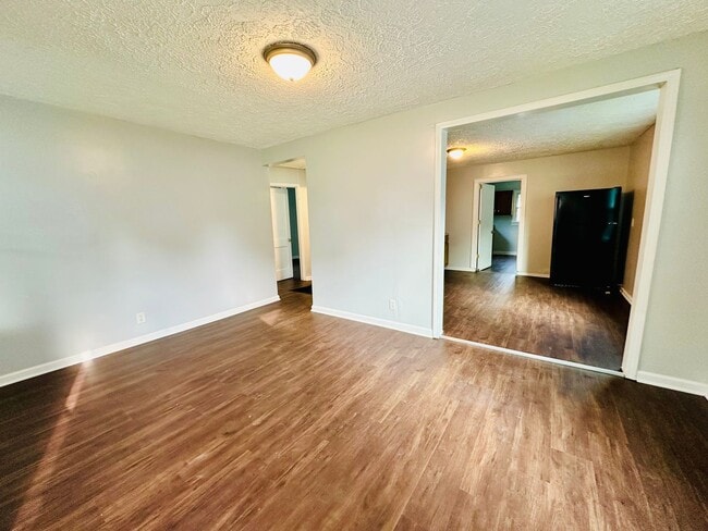 Building Photo - 2BR off Taylor Blvd with open floor plan n...