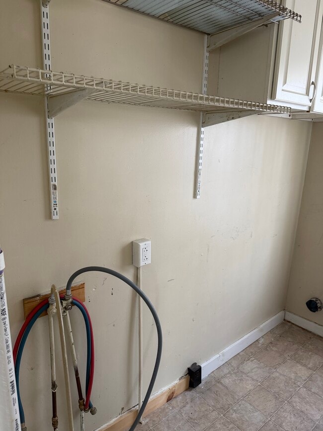 Building Photo - 13 Moores Ct