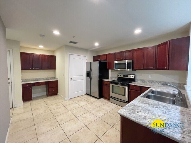Foto del edificio - Great 2 Bedroom Townhouse Near Both Bases