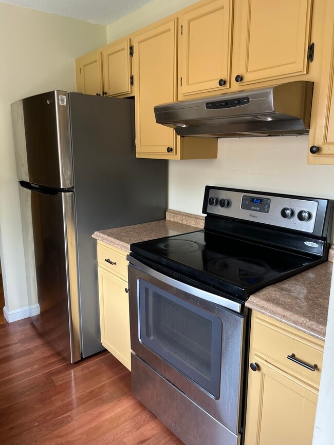 Kitchen - 202 Brook Holw