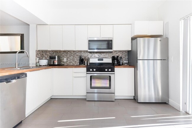 Building Photo - 7818 Dixie Beach Cir