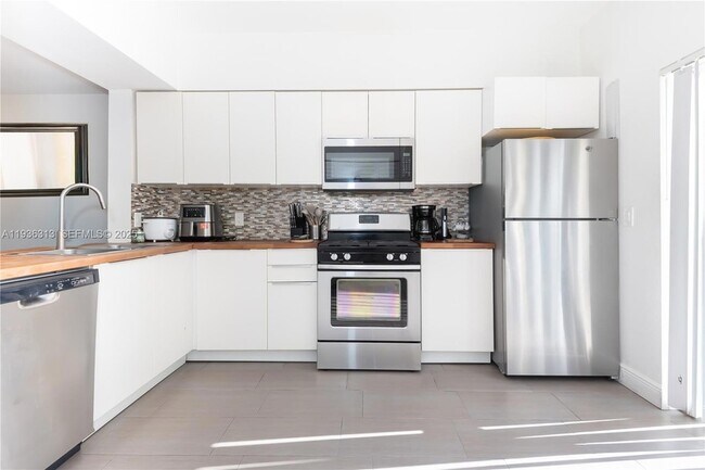 Foto del edificio - 7818 Dixie Beach Cir