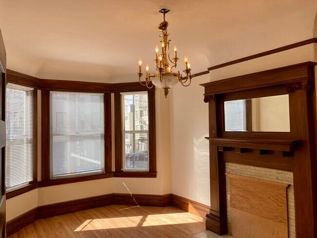 Exterior, street-facing living room - 1464 Leavenworth St