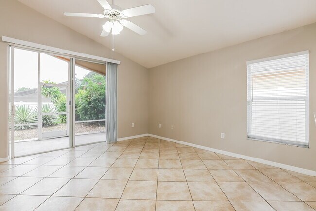 Foto del edificio - 12825 Kings Lake Dr