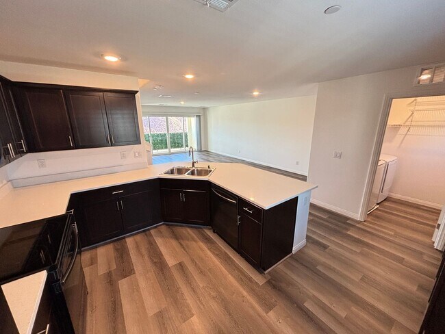 Foto del edificio - Beautiful 3Bed/3Bath Townhome located in E...