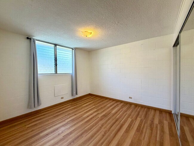 Foto del edificio - Salt Lake: 2 Bed, 1 Bath Apartment w/ 1 Parking