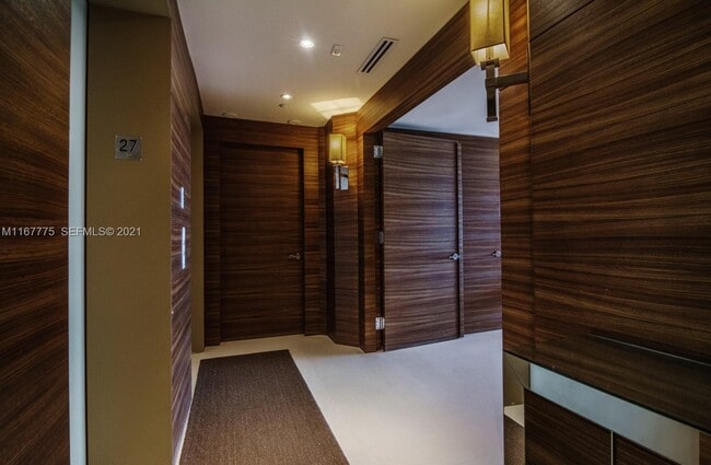 Building Photo - 18911 Collins Ave