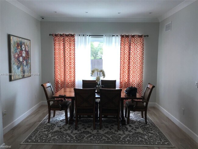 Foto del edificio - 3 br, 2 bath House - 1010 NE 36th Ave