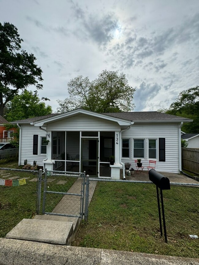 Foto del edificio - Updated 3bed/2bath House with Older Charm!